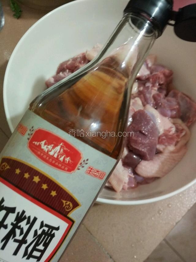 倒入料酒腌20-60分钟，腌越久越好，料酒要差不多盖过鸭肉