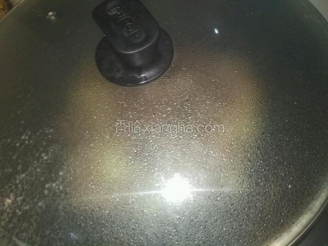 盖上锅盖焖30分钟左右，期间不可使锅干了，如果太干可以继续加料酒或者水