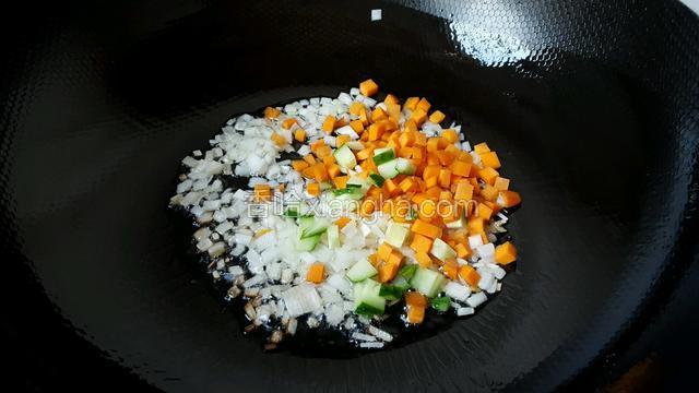 热锅凉油放入所有菜菜翻炒，随后放入葱姜末！