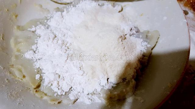 芋头去皮压成泥！加上2份地瓜粉1份面粉的比例合成面团！