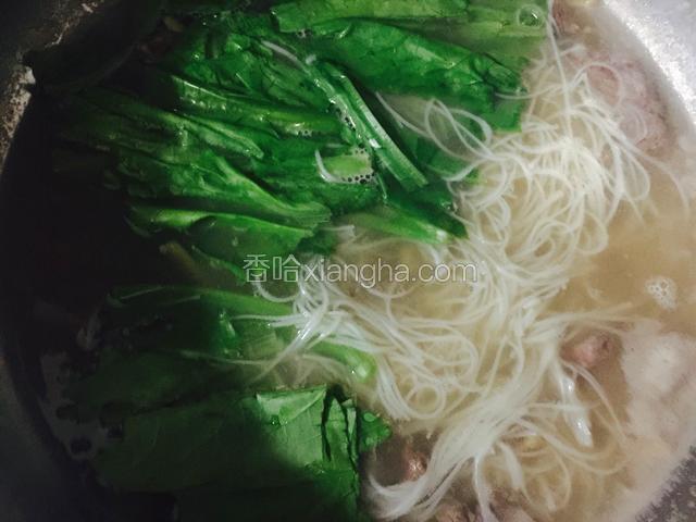 在放入青菜煮开关火、放入少许的鸡精和胡椒粉即可、