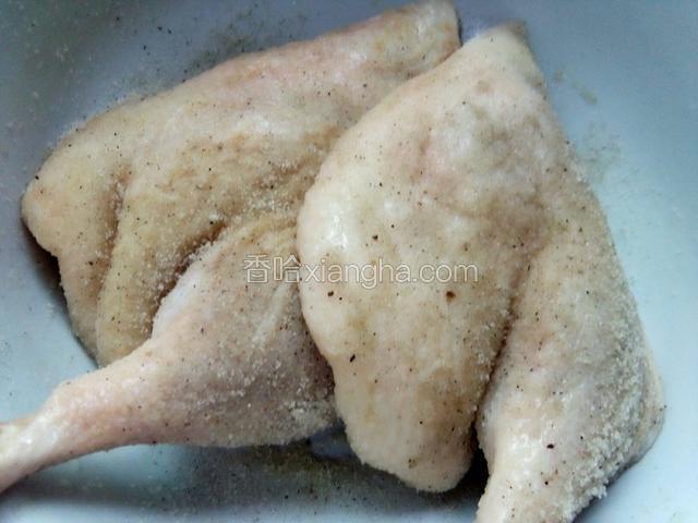 把炒好的盐均匀的涂抹在鸭腿上，这样可以使鸭腿更好的入味，盐水鸭腿的关键就在这里
