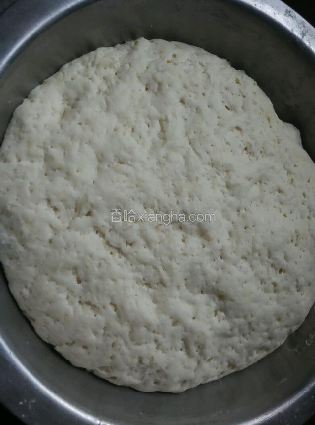 面粉放发酵粉和成面团，发成蜂窝状的面团