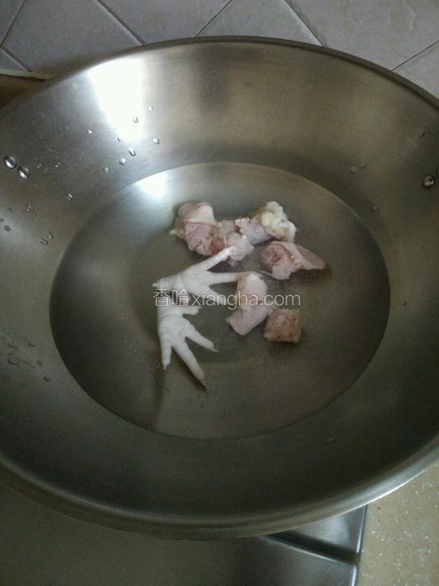 把鸡肉放开水里，焯几下，去除血腥味！