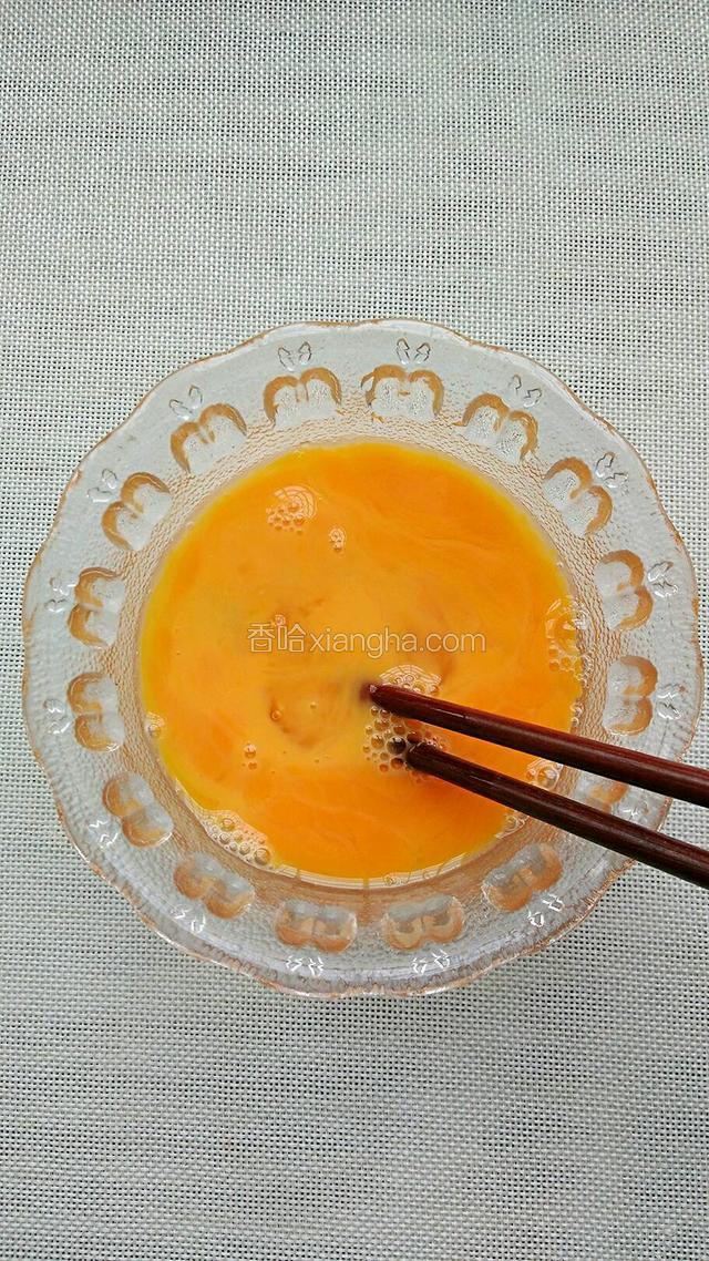 鸡蛋敲开，打散备用。
