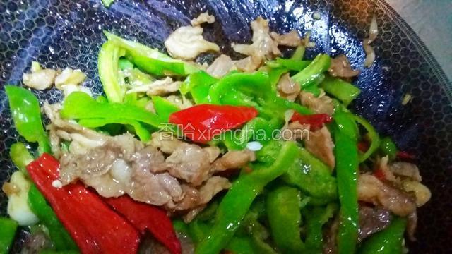 接着倒青红椒，翻炒，放盐，出锅。