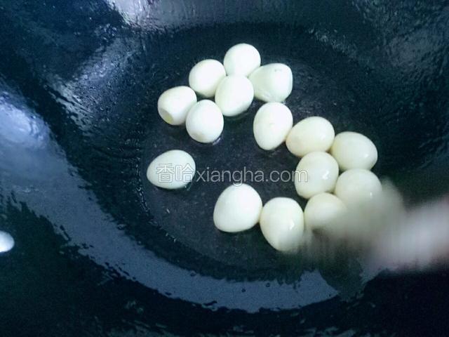 放入鹌鹑蛋，把鹌鹑蛋在油锅中炸一炸，这样鹌鹑蛋的皮就会有韧劲，特别的好吃