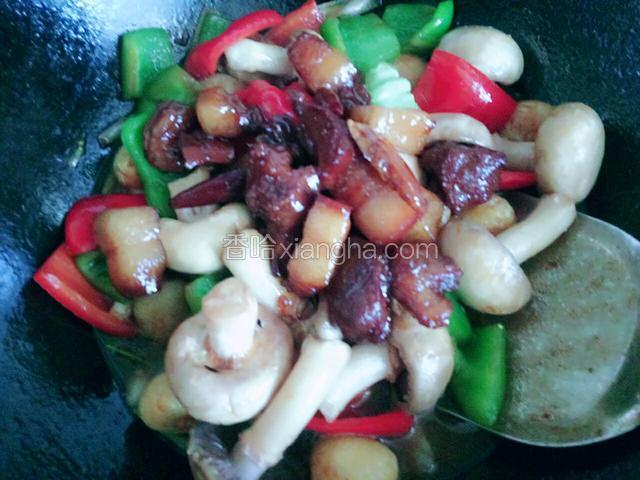 放入红烧肉，翻炒均匀，关火，点点鸡精