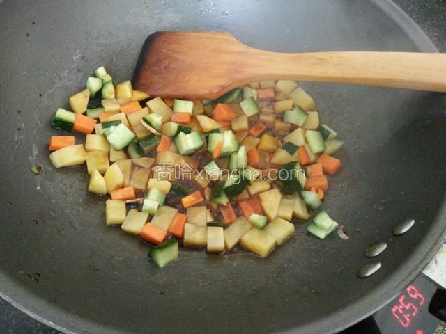 土豆和胡萝卜炒2分钟后，加入碗汁翻炒，再放进黄瓜丁翻炒