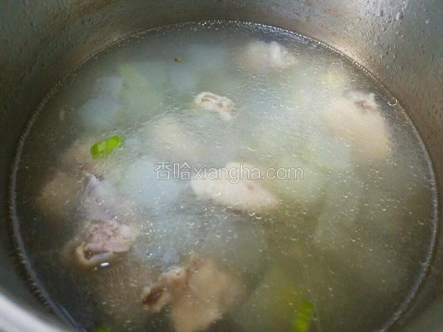 放入盐,香油,鸡精提味，出锅即可。