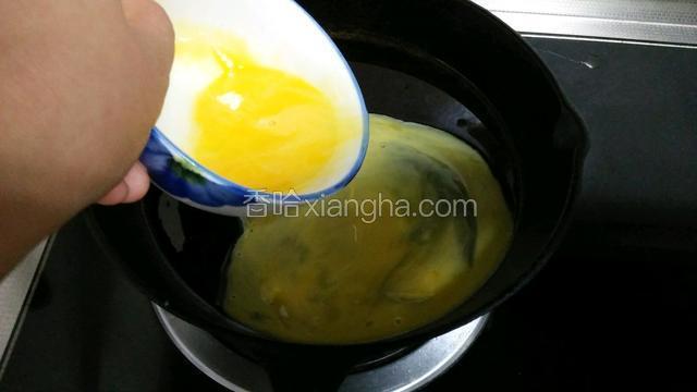 热锅下油，油热下鸡蛋液