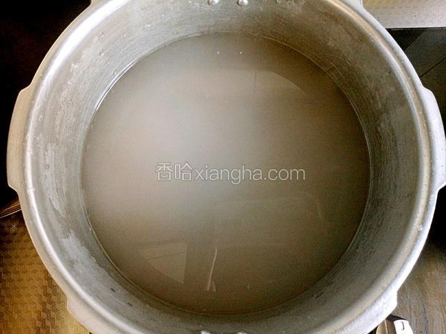 锅中添加米粮类3-4倍的温水