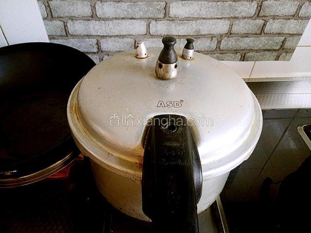 盖上阀门，转中小火煮30分钟