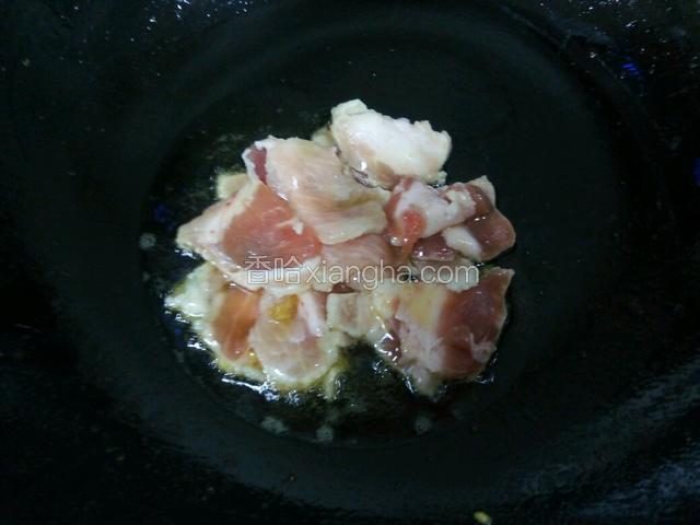 锅内放底油烧热，下入肉片翻炒