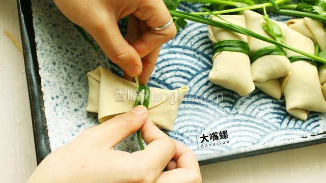 最后给它以一个完美的方式结束一整套动作，打一个永远解不开的结......