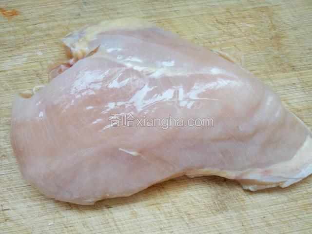 准备一块新鲜的鸡胸肉洗干净备用。