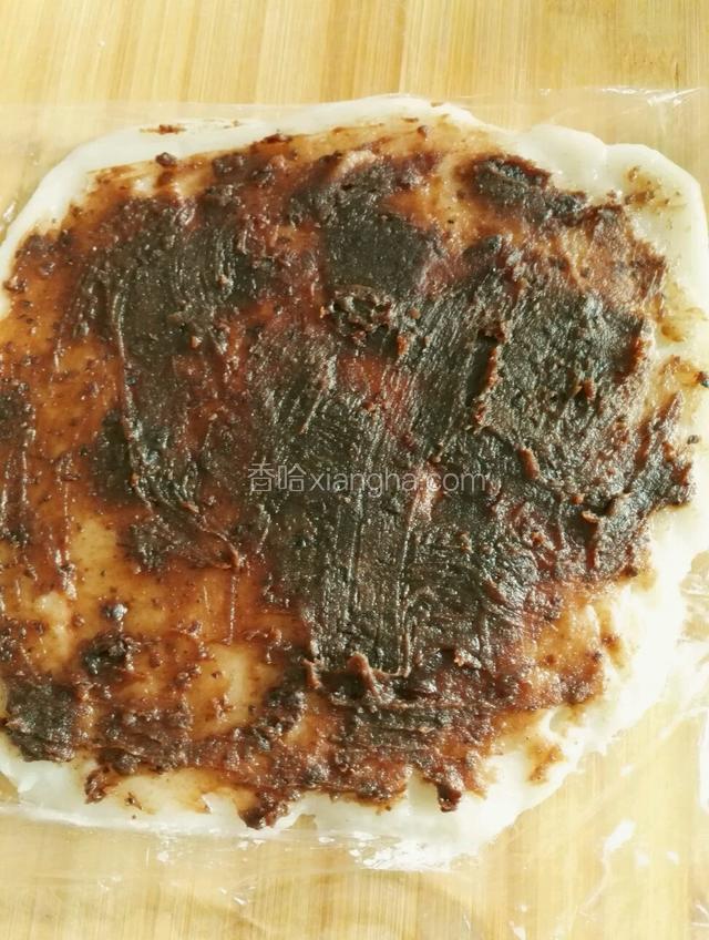均匀抹上豆沙馅