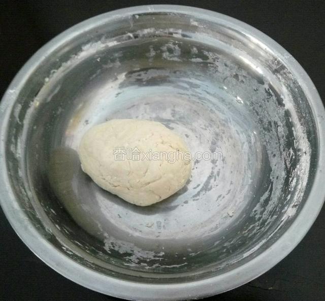 分次加水搅拌成絮状，揉成比较光滑的面团，醒面三十分钟