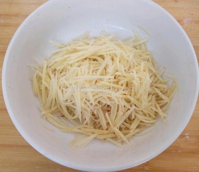 土豆去皮，擦丝