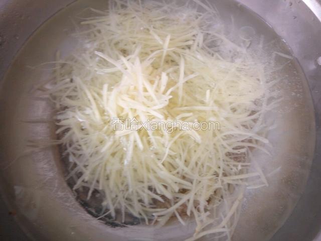 盐水倒掉后，用凉水再冲两遍，放入煮沸的锅里绰水一分钟
