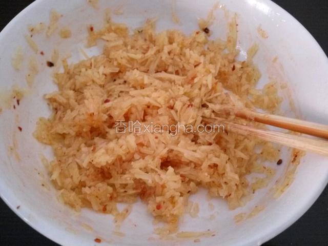 放入碗内，加油，少许盐，葱花，十三香，辣椒油搅拌均匀