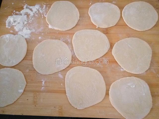 按扁，擀成圆片，