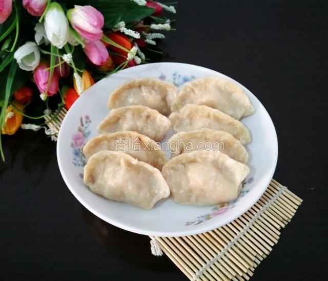 锅里水开，放入饺子，水开两次加少许凉水，出锅关火。装盘