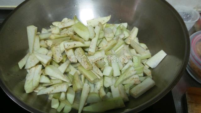 油热加茄子条，炒软后取出备用