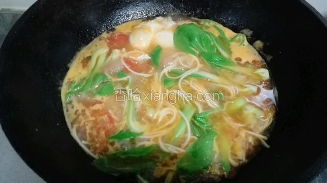 打两次水后调味加入盐，鸡精加入小油菜关火。