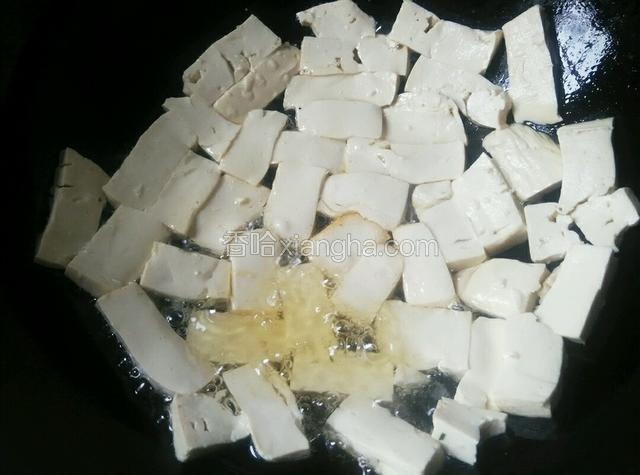 锅中放油，油烧热，边切豆腐边往锅中放