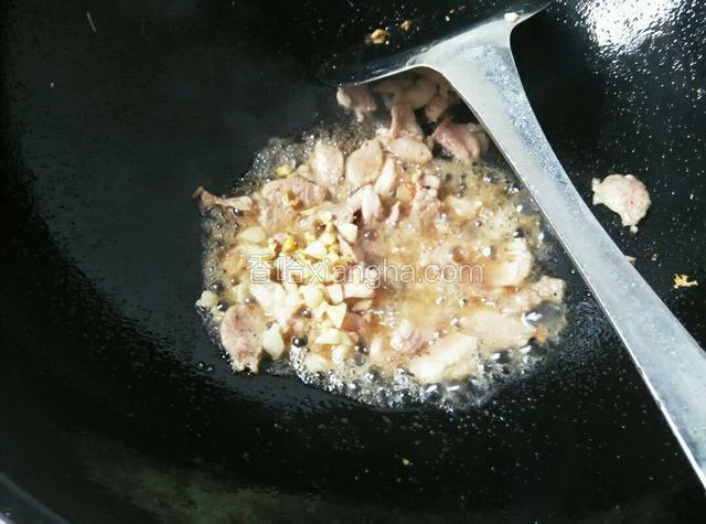 锅中放肉炒至变色，放姜蒜料酒爆香