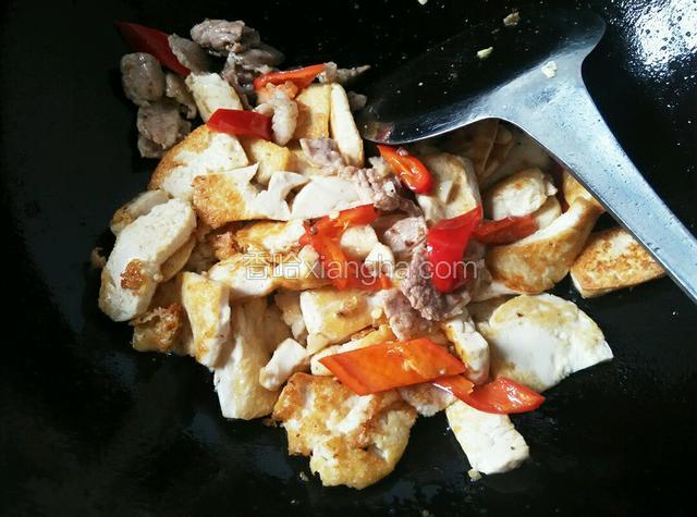 放入红椒和豆腐