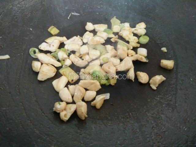 炒至鸡肉丁v变色，如图中的样子有点发白的黄。