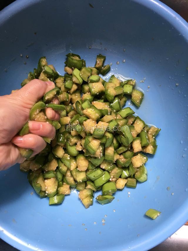 二十分钟后用手抓几分钟茄子，使茄子里的水份挤掉