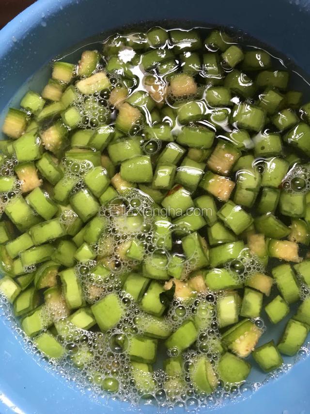 然后用清水洗两边