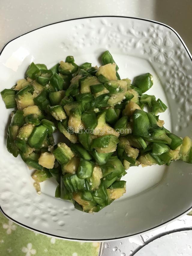 用手抓干水放盘子备用