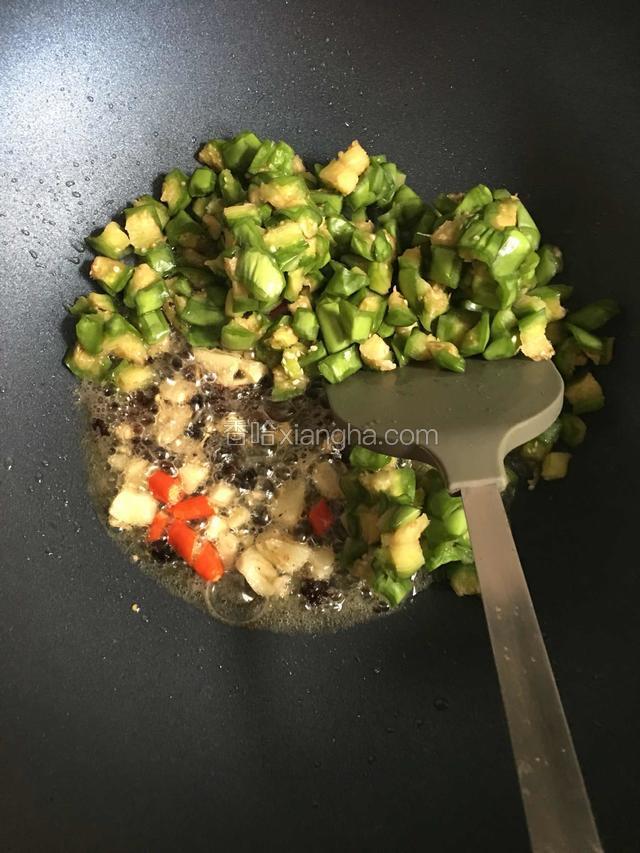 然后放入洗好的茄子丁