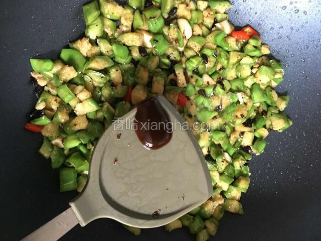 继续翻炒几分钟加入蚝油