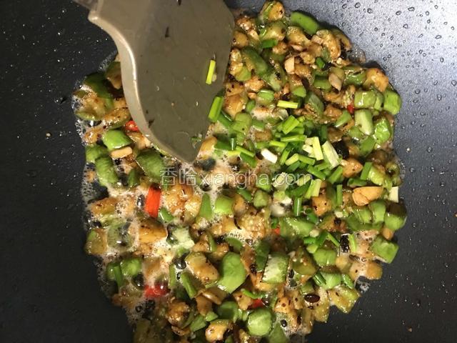 翻炒四五分钟后不用那么频繁的去翻，放入葱段