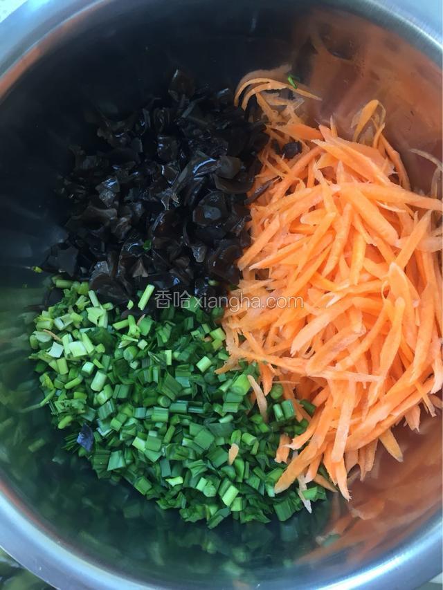 胡萝卜擦成丝，木耳韭菜切碎。