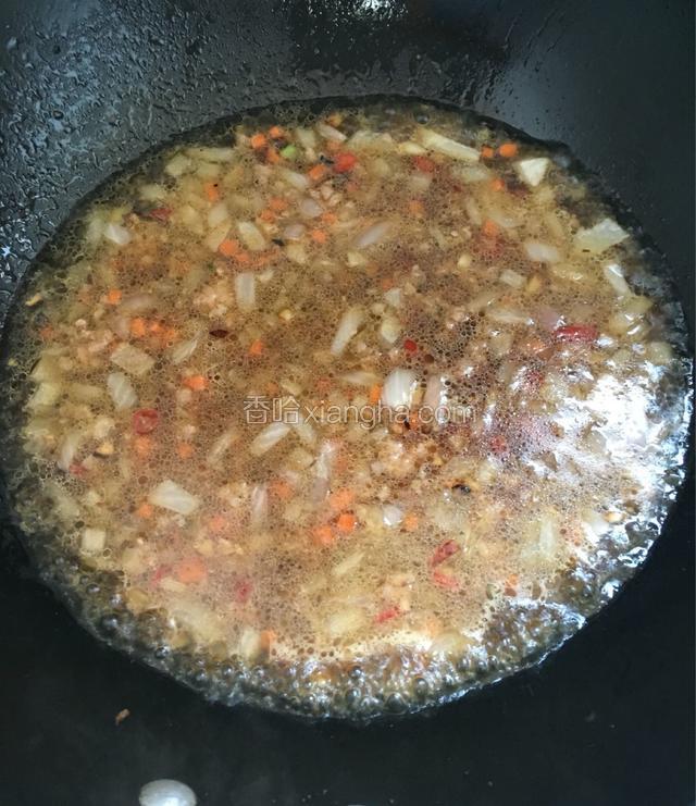 放半碗水烧开，用水淀粉勾成芡汁