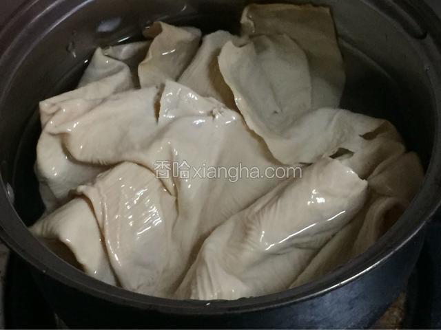 泡软了在烧开的水里煮一下，水开了放下去，水再次开的时候就可以关火了