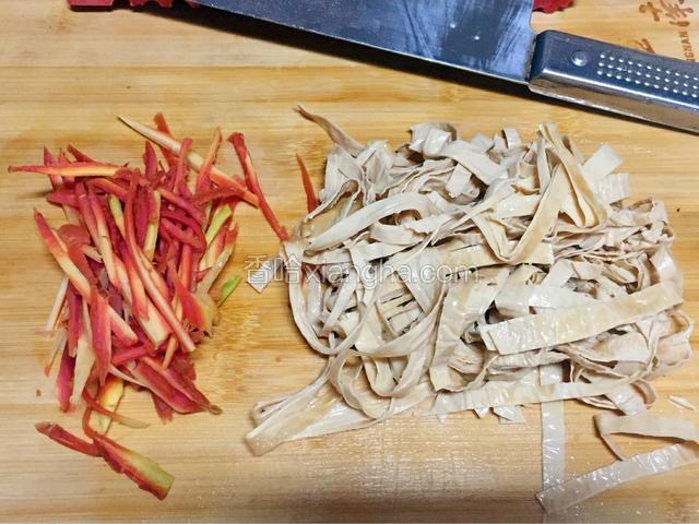 胡萝卜，豆皮切丝，装入一个干净的碗里