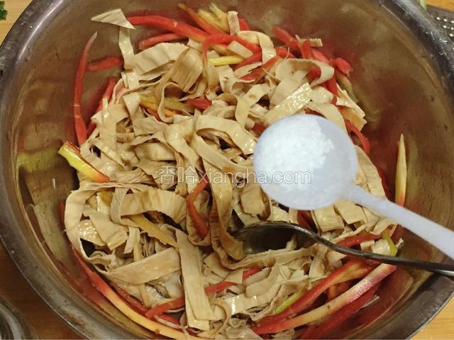 加入盐，加入少许味精