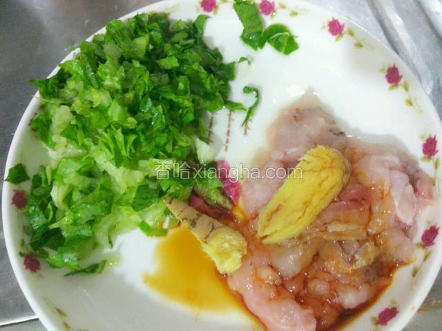 把鱼肉切小用酱油和姜腌制一会，生菜切丝，

