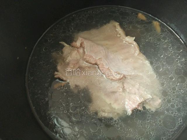 待高压锅自动停止工作，气阀下落，开锅，羊肉煮好了