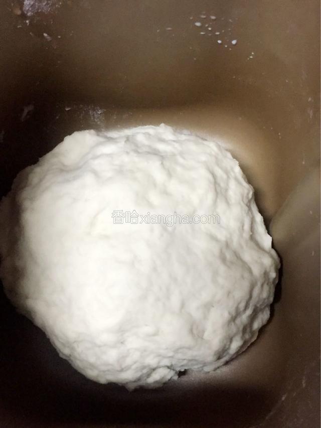 揉成光滑的面团，揉好的面团比较软