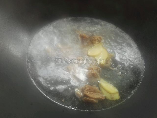 净锅放适量适量清水煮开，下入焯好的鸭子和姜片，盖上锅盖焖煮20分钟