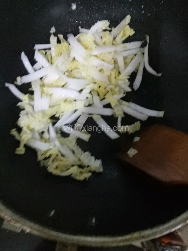 锅中放适量油，下白菜煸炒。
