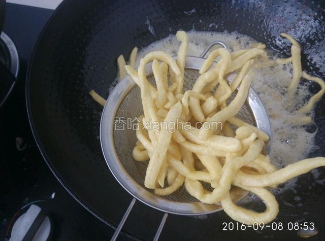 炸至面条变僵硬，颜色浅黄，捞出。